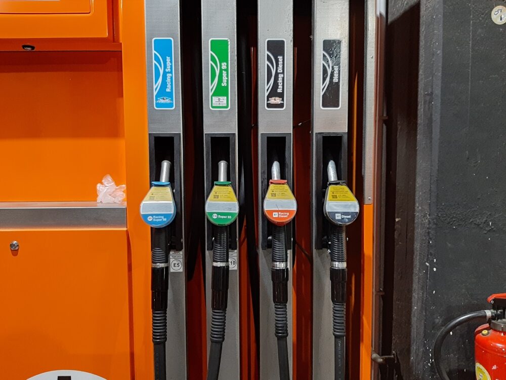 How to fill up gas at a gas station in Austria Slider Hamido dot at