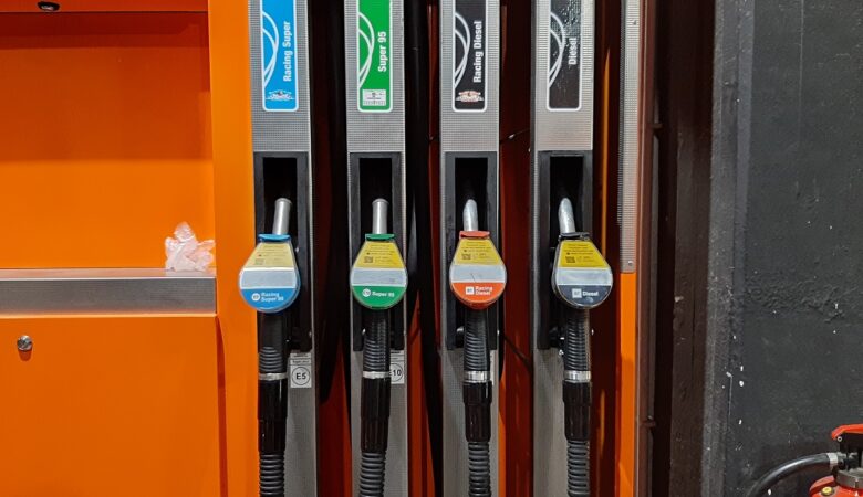 How to fill up gas at a gas station in Austria Slider Hamido dot at