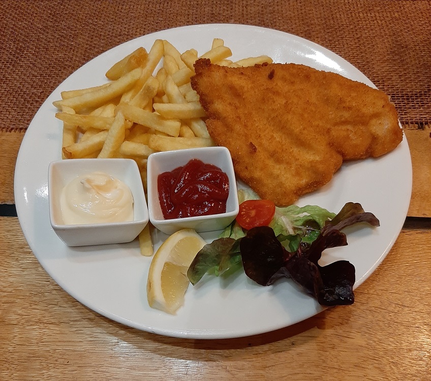 Wiener Schnitzel (Wiener Schnitzel) - French fries (Pommes Frites)