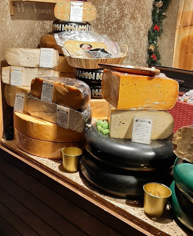 Cheese - Xmas market - Maria-Theresien-Platz 12-2023 - 1