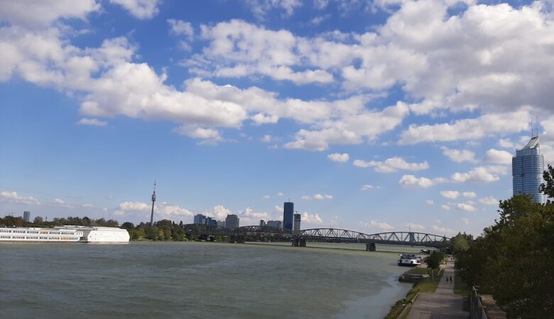 Danube (Donau) in Vienna Slider Hamido dot at