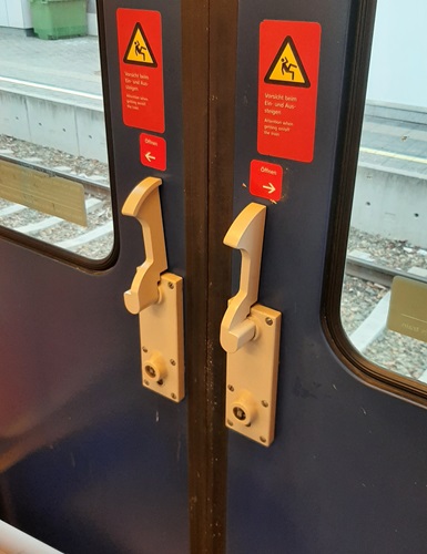 Train door - Lever inside sample 1