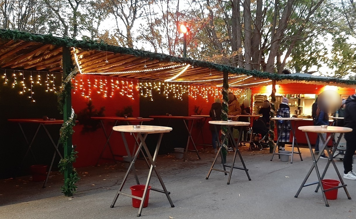 Drink stand blured face Türkenschanzpark 2023