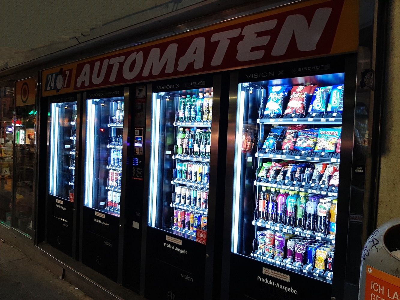 Vending machine beverages and snacks Vienna District 5